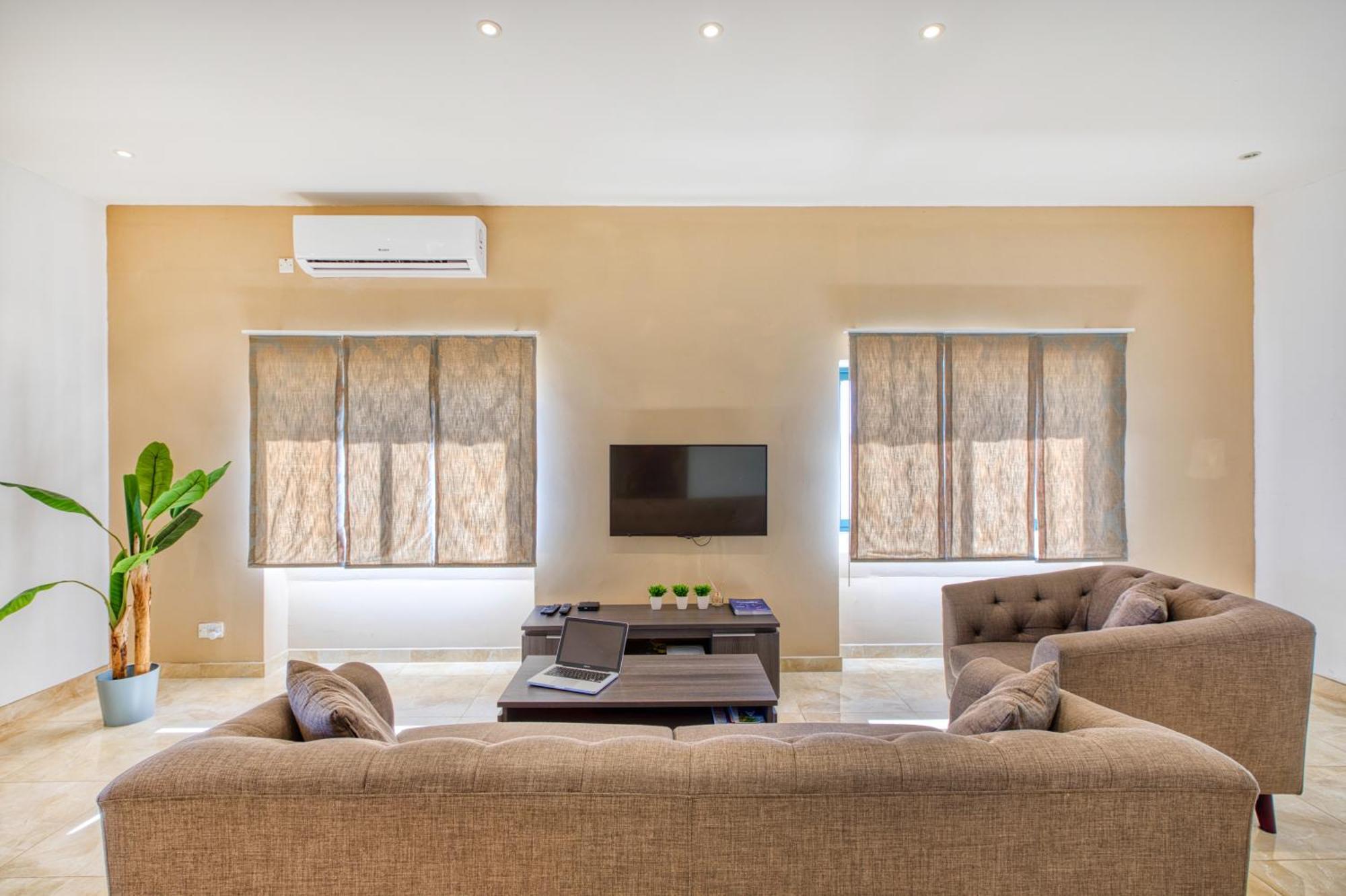 Spacious, Bright, Valley & Sea View Maisonette شقة