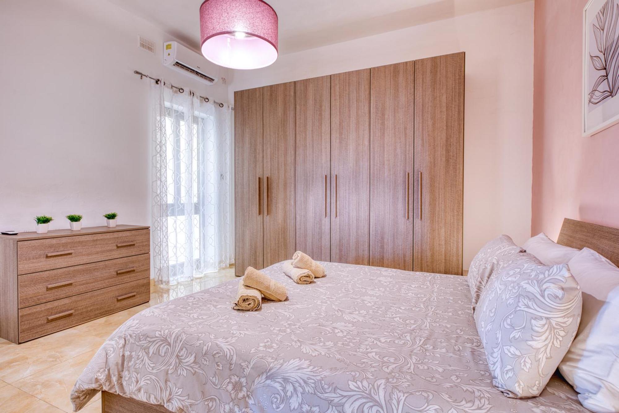 شقة Spacious, Bright, Valley & Sea View Maisonette *