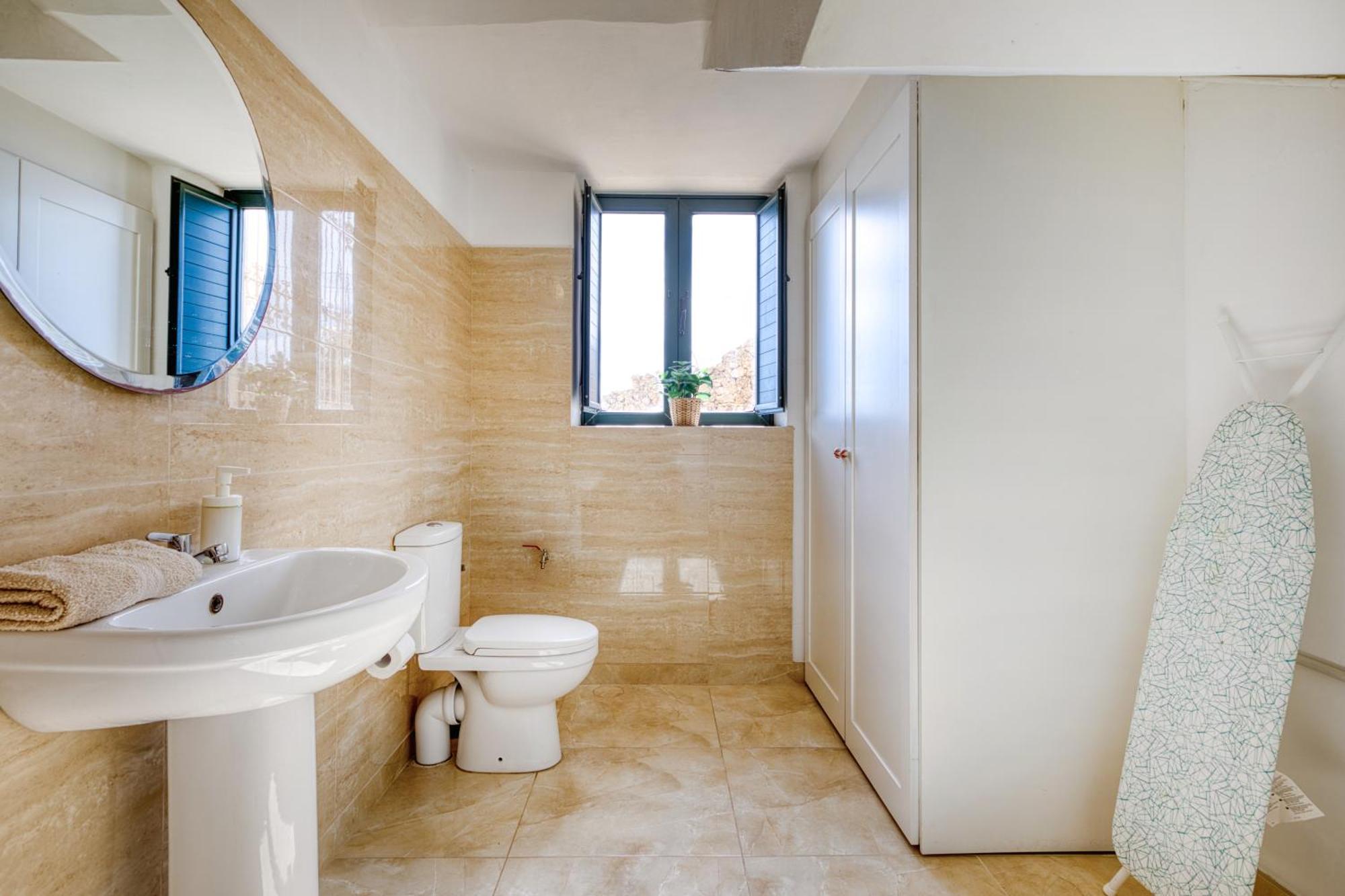 Spacious, Bright, Valley & Sea View Maisonette شقة *