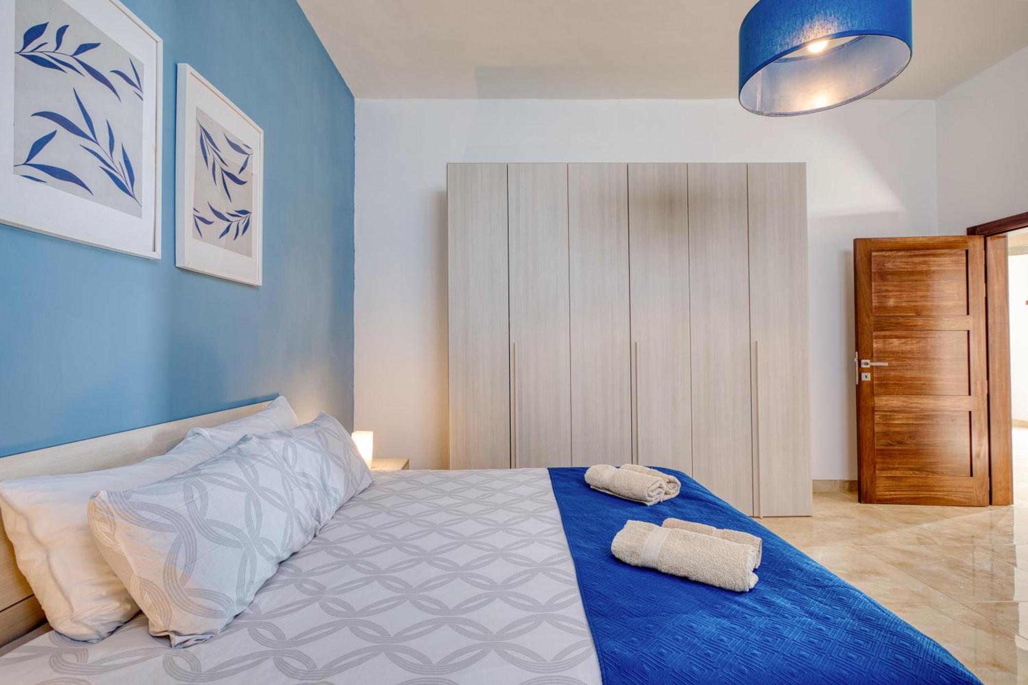Spacious, Bright, Valley & Sea View Maisonette شقة *