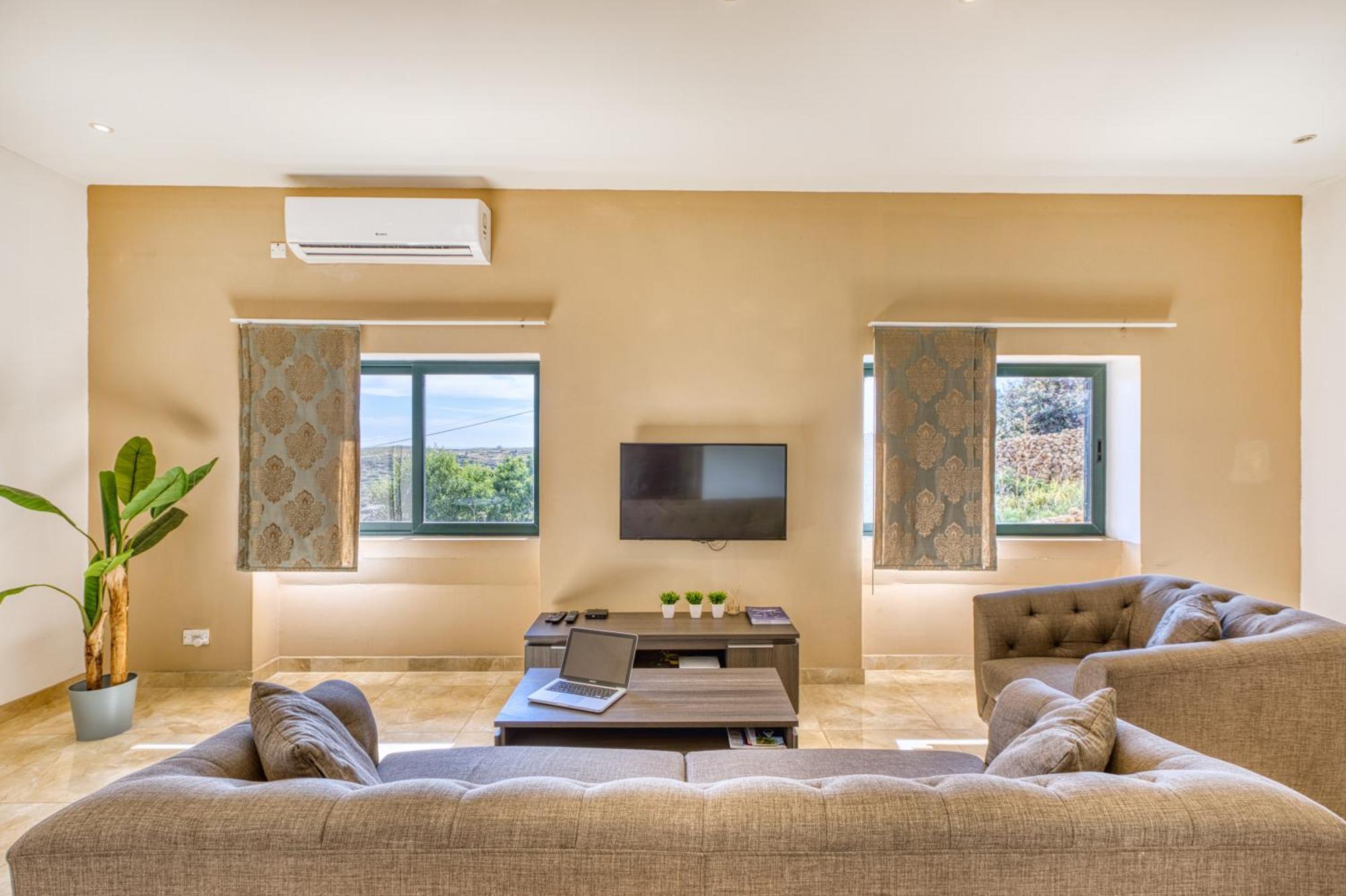 Spacious, Bright, Valley & Sea View Maisonette شقة