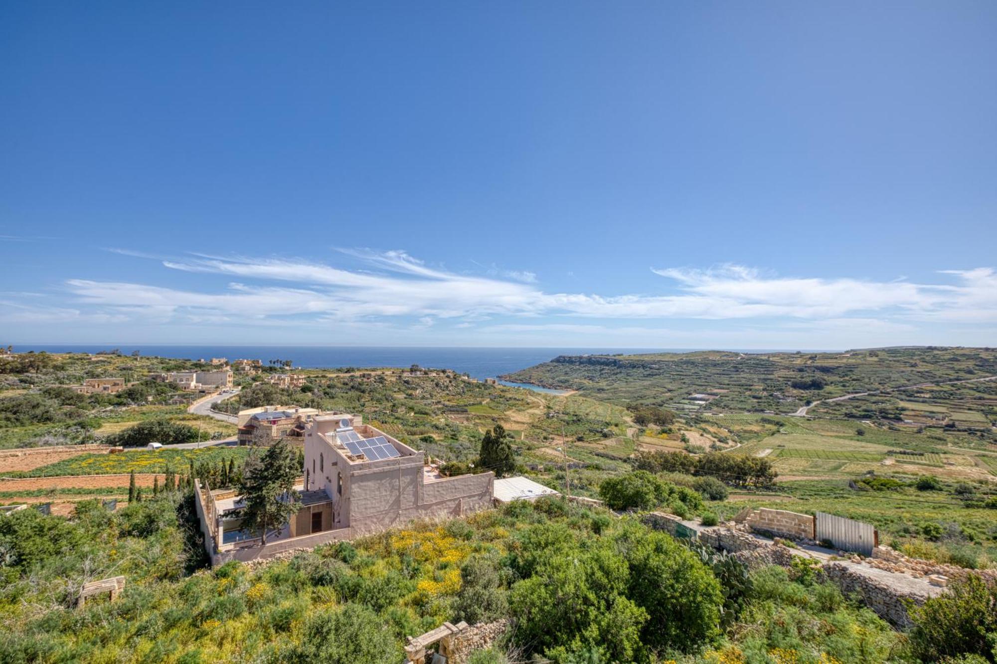 Spacious, Bright, Valley & Sea View Maisonette شقة