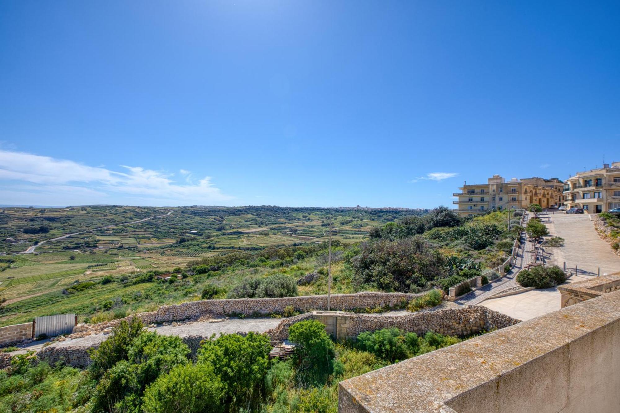 Spacious, Bright, Valley & Sea View Maisonette شقة