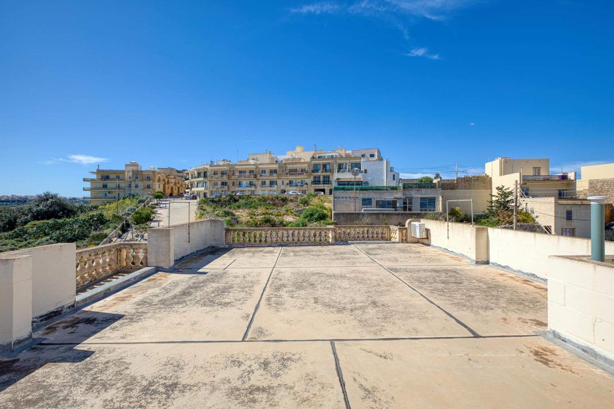 Spacious, Bright, Valley & Sea View Maisonette شقة