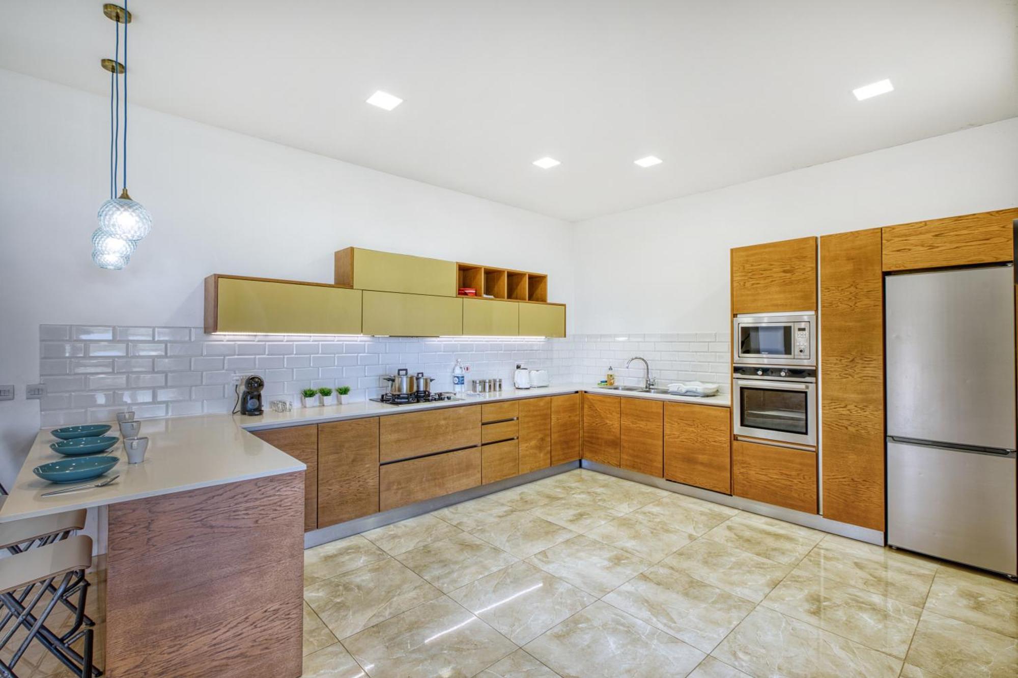 Spacious, Bright, Valley & Sea View Maisonette شقة *